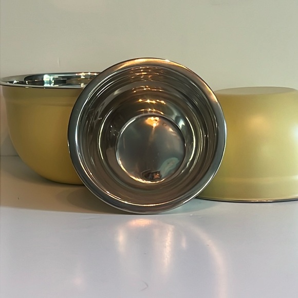 stainless steel & matte “yellow sunrise” 1.5, 3 & 5 quart set of 3 bowls-NWT - Picture 3 of 16